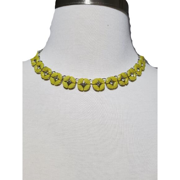 NWOT Women's Jewelry Yellow Floral Statement Necklace - Picture 2 of 4